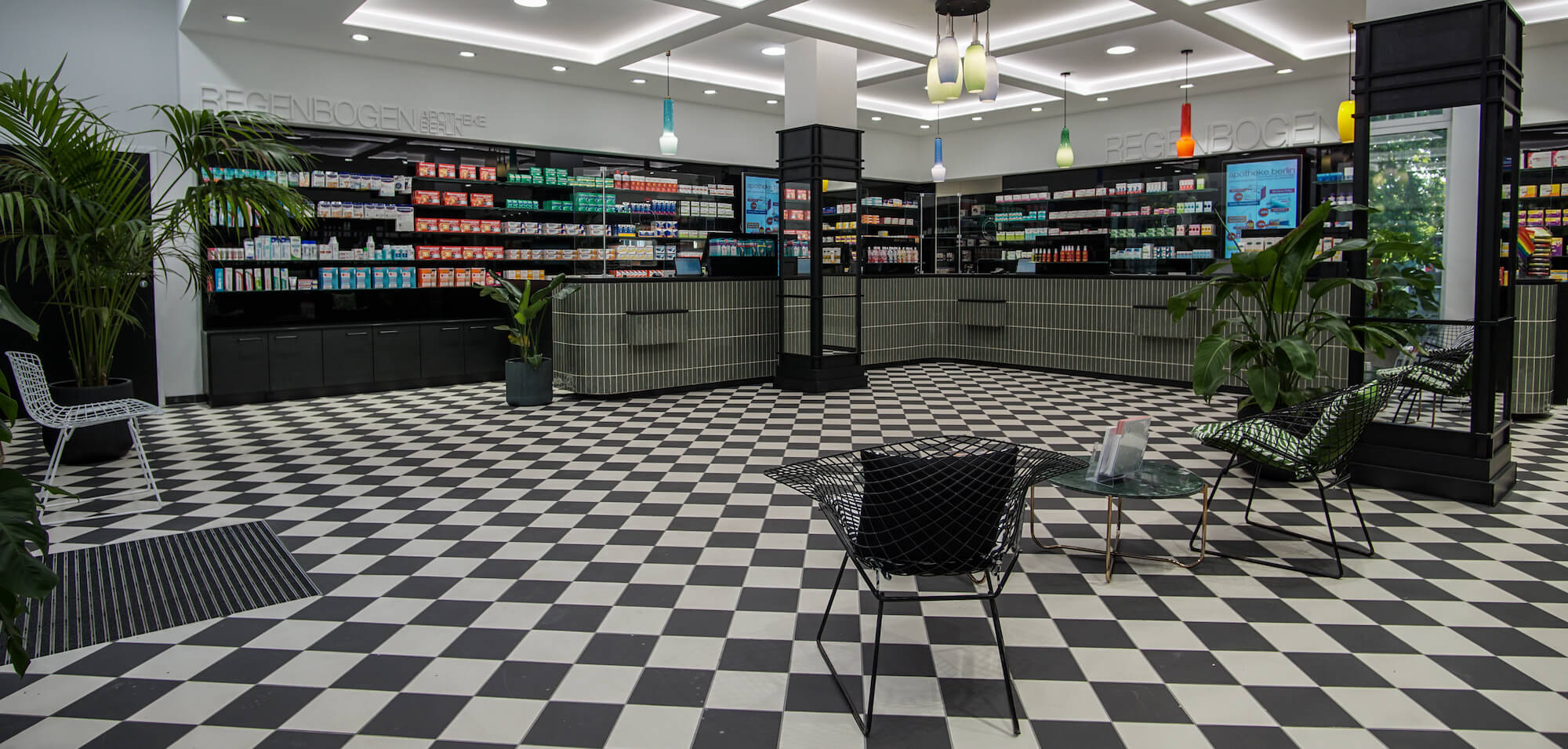 Foto der Regenbogen Apotheke in Berlin-Wedding/Mitte. Teil von Apotheke.Berlin – innovativer Verbund mit Sterillabor und Heimversorgung.